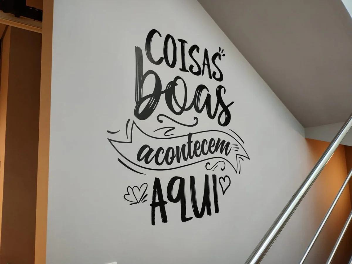 Adesivo decorativo de parede com frase "Coisas boas acontecem aqui", aplicado pela Lumix Comunicação Visual